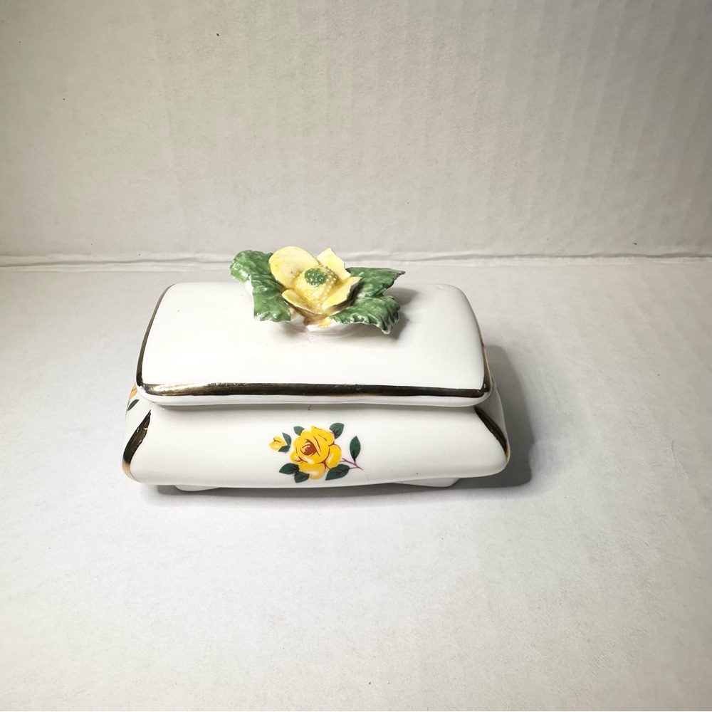 Vtg FineBone Porcelain Jewelry Trinket Box Hand-Painted 3D Yellow Rose Gold Trim